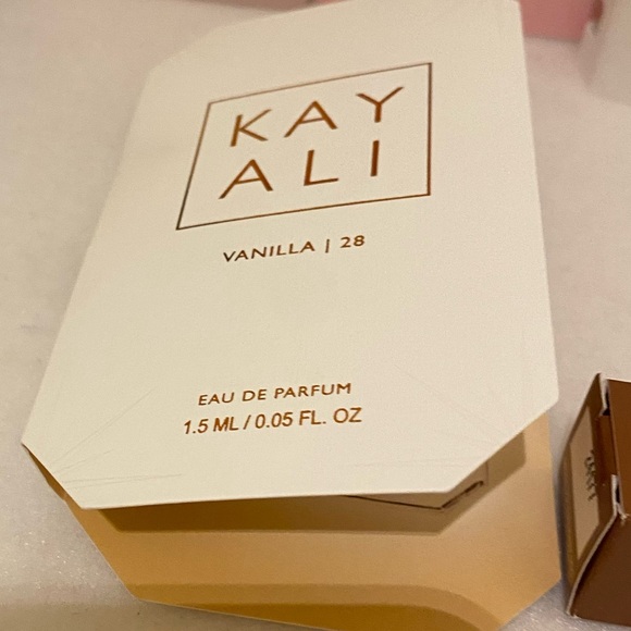 With Notes of Vanilla Sample Set - Picture 3 of 7